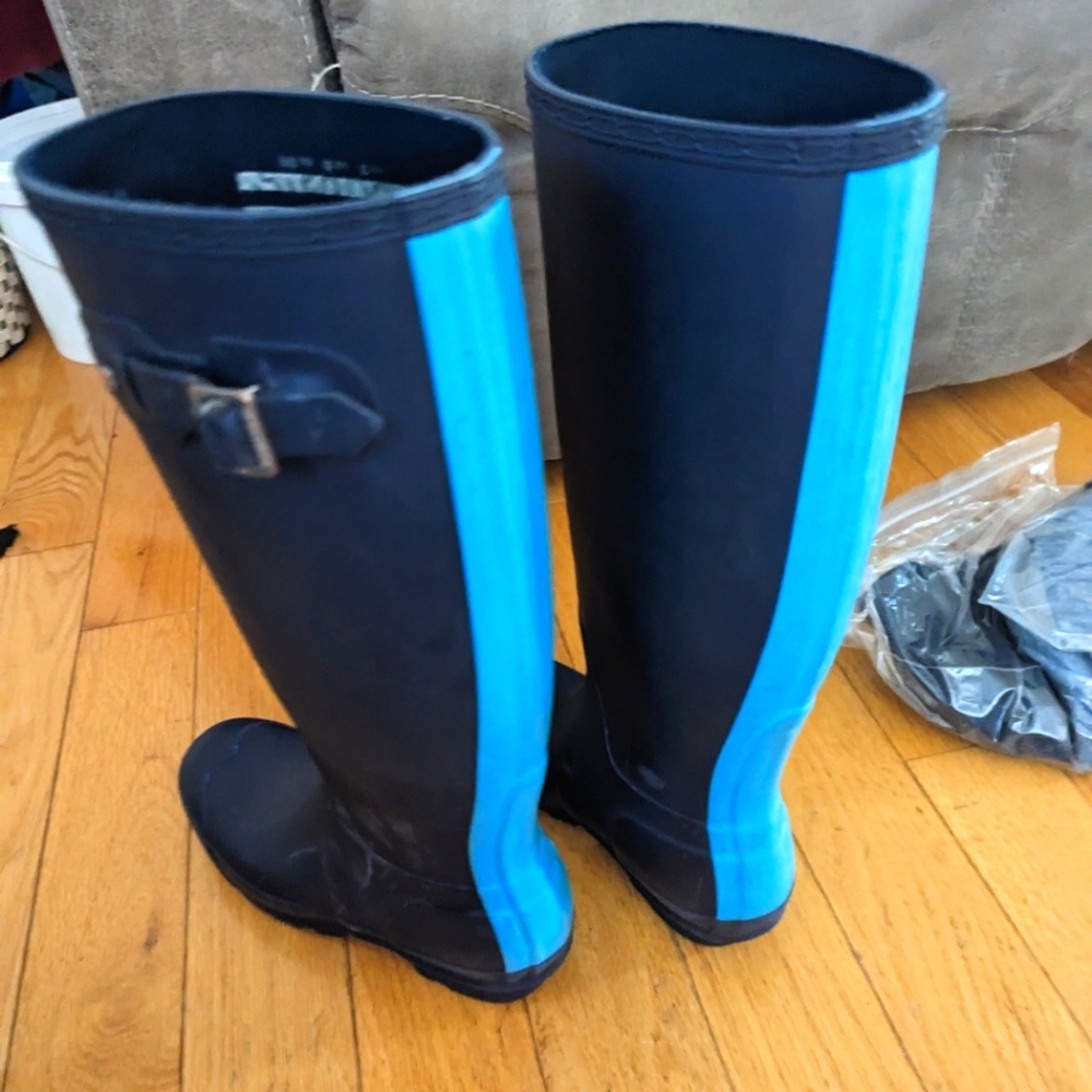 Navy Hunter Boots and 2 pairs of Hunter socks